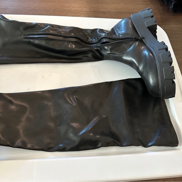 💕 Moving Sale! 💕
Glamorous over-the-knee faux leather boots in black - Picture 6 of 8